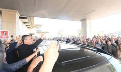 ÖZGÜR ÖZEL’İ İSTANBUL HAVALİMANI’NDA PARTİLİLER KARŞILADI