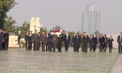 KKTC CUMHURBAŞKANI ERHÜRMAN, ATATÜRK'ün HUZURUNDA