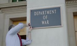 PENTAGON’un GİRİŞİNE “SAVAŞ BAKANLIĞI” TABELASI YERLEŞTİRİLDİ