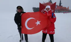 TÜRK GENÇ KUZEY KUTBUNDA BAYRAĞIMIZI DALGALANDIRDI