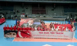 KADIN VOLEYBOL TAKIMLARINDAN 'İZMİR'İN KURTULUŞU' ETKİNLİĞİ