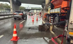İSTANBUL'DA SAĞANAK VE FIRTINA ETKİSİNİ SÜRDÜRÜYOR