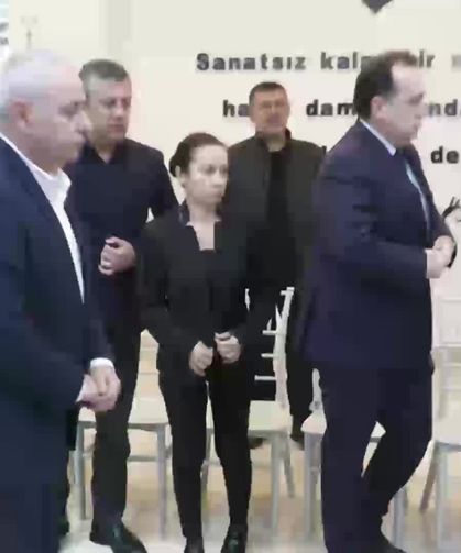 ÖZGÜR ÖZEL, DURBAY'IN AİLESİ İLE TAZİYELERİ KABUL EDİYOR