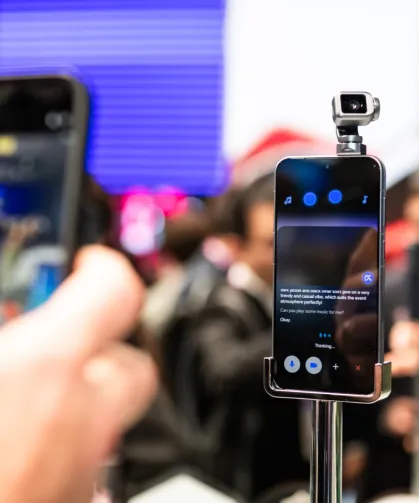 'HONOR ROBOT PHONE' DÜNYAYA TANITILIYOR
