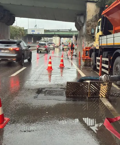 İSTANBUL'DA SAĞANAK VE FIRTINA ETKİSİNİ SÜRDÜRÜYOR