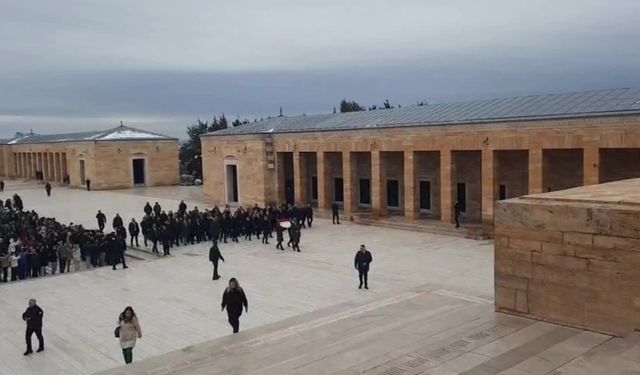 CHP LİDERİ ÖZEL'DEN ANITKABİR'DE ANLAMLI MESAJ
