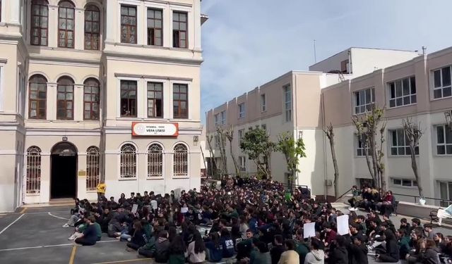İSTANBUL’DA 'ÖĞRETMENİME DOKUNMA' EYLEMİ