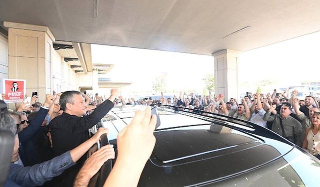 ÖZGÜR ÖZEL’İ İSTANBUL HAVALİMANI’NDA PARTİLİLER KARŞILADI