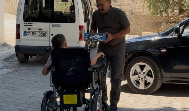 12 YAŞINDAKİ HÜSEYİN, ENGELLİ SANDALYESİNE KAVUŞTU