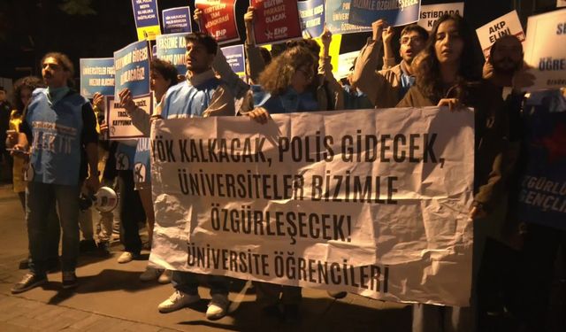 İZMİR'DE ÜNİVERSİTE ÖĞRENCİLERİNDEN "YÖK" PROTESTOSU