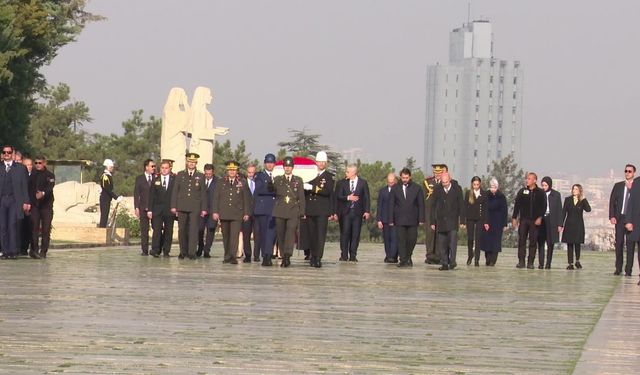 KKTC CUMHURBAŞKANI ERHÜRMAN, ATATÜRK'ün HUZURUNDA