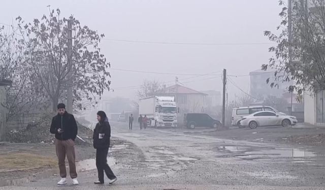 IĞDIR'DA  SİS ETKİLİ OLUYOR. UÇAK SEFERLERL İPTAL EDİLDİ