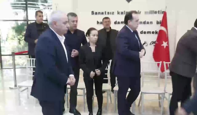 ÖZGÜR ÖZEL, DURBAY'IN AİLESİ İLE TAZİYELERİ KABUL EDİYOR