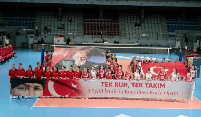 KADIN VOLEYBOL TAKIMLARINDAN 'İZMİR'İN KURTULUŞU' ETKİNLİĞİ