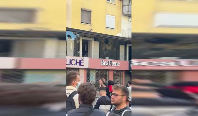 ARNAVUTLUK'TA ÖĞRENCİ PROTESTOLARI: EĞİTİM BAKANLIĞI BİNASI ATEŞE VERİLDİ