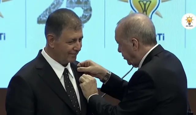 CEMİL TUGAY AKP'YE KATILDI, ROZETİNİ ERDOĞAN TAKTI
