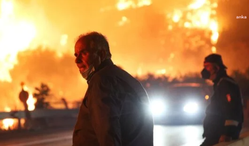 YUNANİSTAN YANIYOR, BİNLERCE KİŞİ TAHLİYE EDİLDİ!