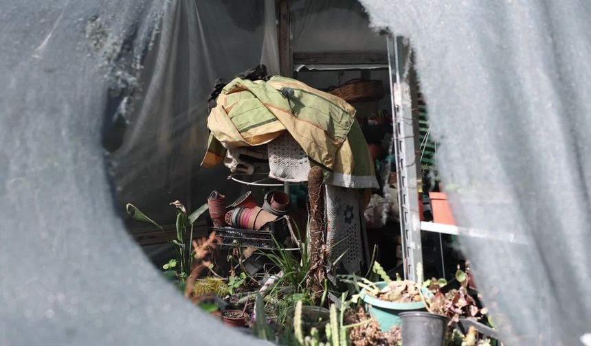 MERSİN'DE EVDEN BİR KAMYON ÇÖP ÇIKARILDI