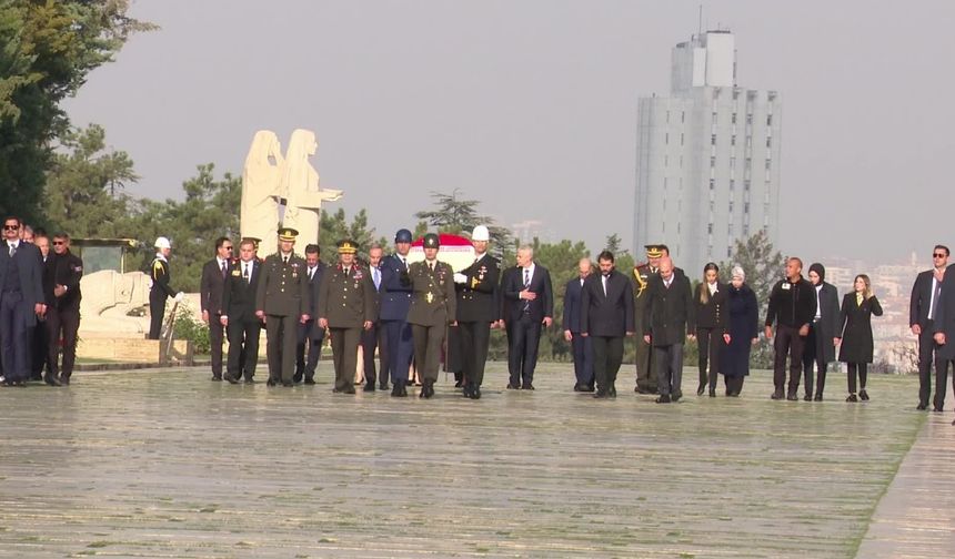 KKTC CUMHURBAŞKANI ERHÜRMAN, ATATÜRK'ün HUZURUNDA