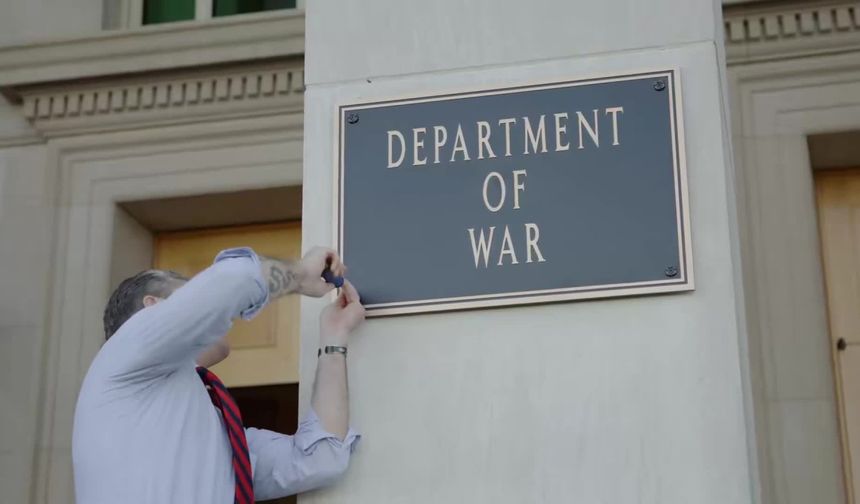 PENTAGON’un GİRİŞİNE “SAVAŞ BAKANLIĞI” TABELASI YERLEŞTİRİLDİ