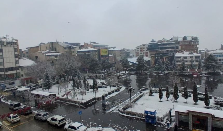 SABAH SAATLERİNDE ERZURUM'A YILIN İLK KARI YAĞDI