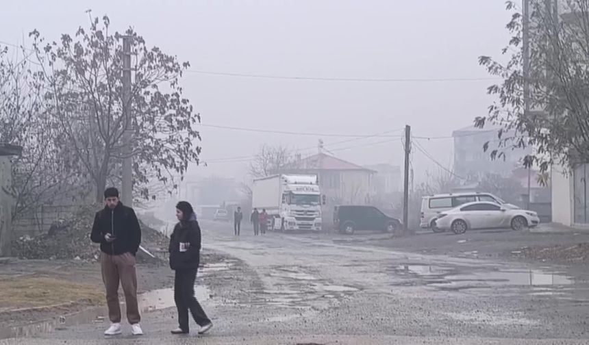 IĞDIR'DA  SİS ETKİLİ OLUYOR. UÇAK SEFERLERL İPTAL EDİLDİ