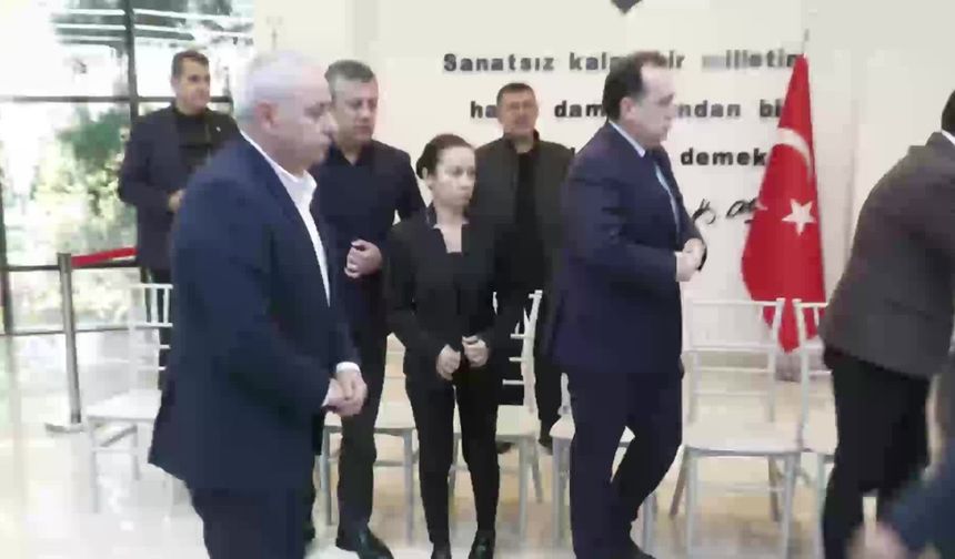 ÖZGÜR ÖZEL, DURBAY'IN AİLESİ İLE TAZİYELERİ KABUL EDİYOR