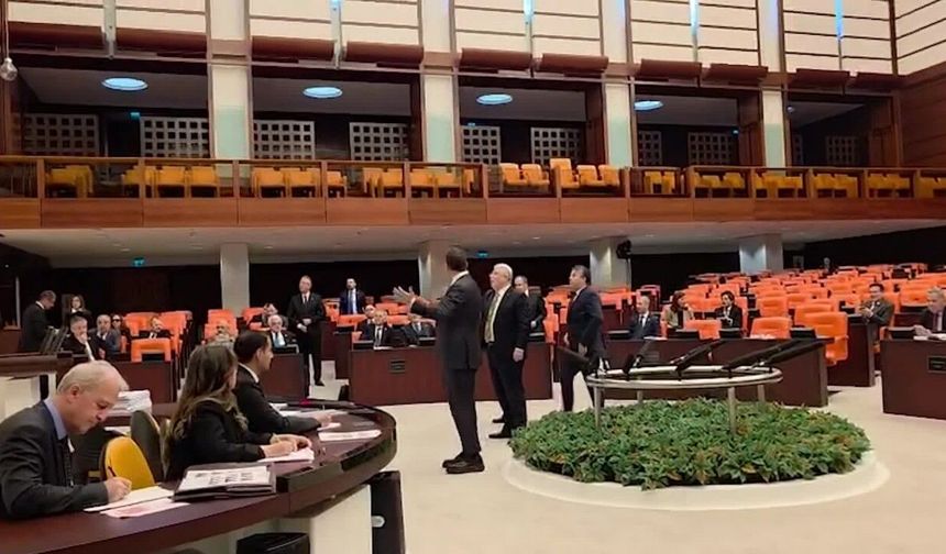 TBMM'DE AKP MİLLETVEKİLLERİ GİTMEYİNCE BİRLEŞİME ARA VERİLDİ