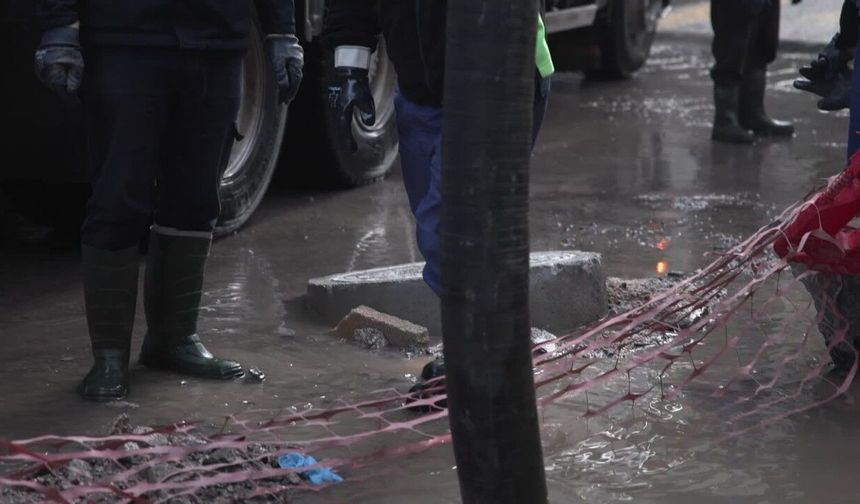 KUVVETLİ YAĞIŞ İZMİR'DE HAYATI FELÇ ETTİ