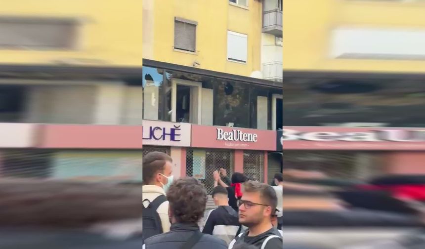 ARNAVUTLUK'TA ÖĞRENCİ PROTESTOLARI: EĞİTİM BAKANLIĞI BİNASI ATEŞE VERİLDİ