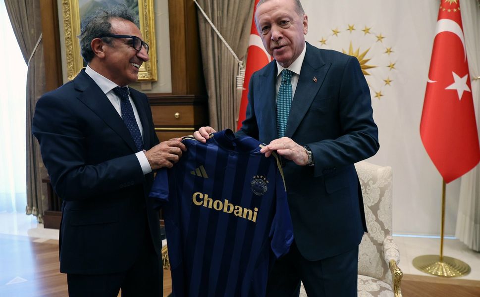 ERDOĞAN,FENERBAHÇE'NİN SPONSORU HAMDİ ULUKAYA'YI KABUL ETTİ