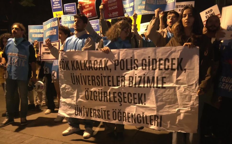 İZMİR'DE ÜNİVERSİTE ÖĞRENCİLERİNDEN "YÖK" PROTESTOSU