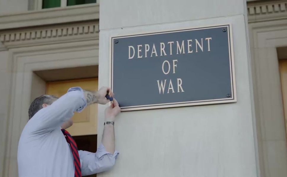 PENTAGON’un GİRİŞİNE “SAVAŞ BAKANLIĞI” TABELASI YERLEŞTİRİLDİ