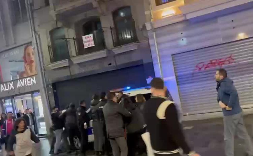 ÖĞRENCİLERDEN İSTİKLAL CADDESİNDE PROTESTO