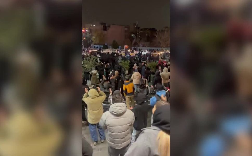 İRAN'DAKİ PROTESTOLARDA 16 KİŞİ HAYATINI KAYBETTİ