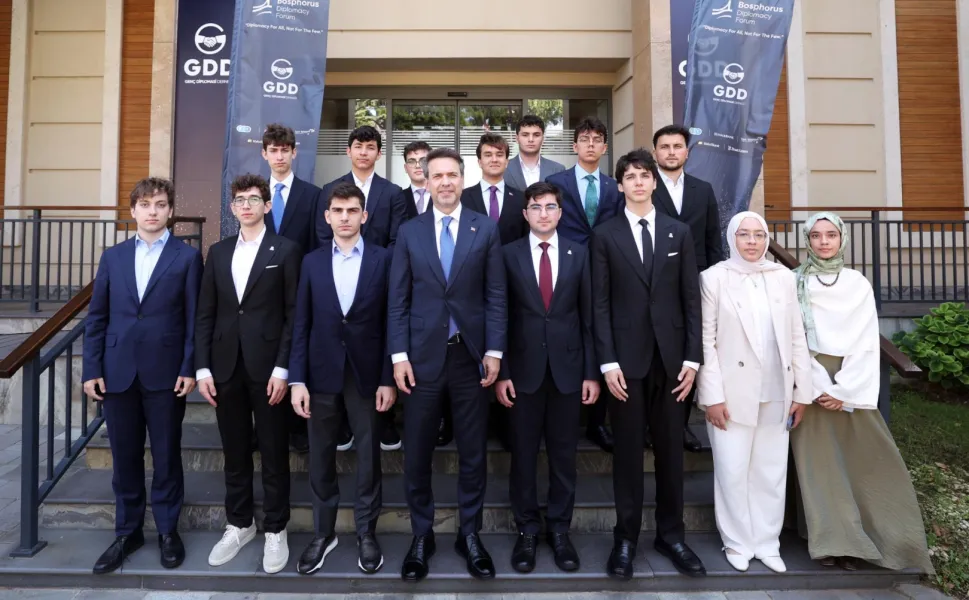 BAKAN BAYRAKTAR'DAN 'ENERJİ DİPLOMASİSİ İLE BARIŞ' MESAJI
