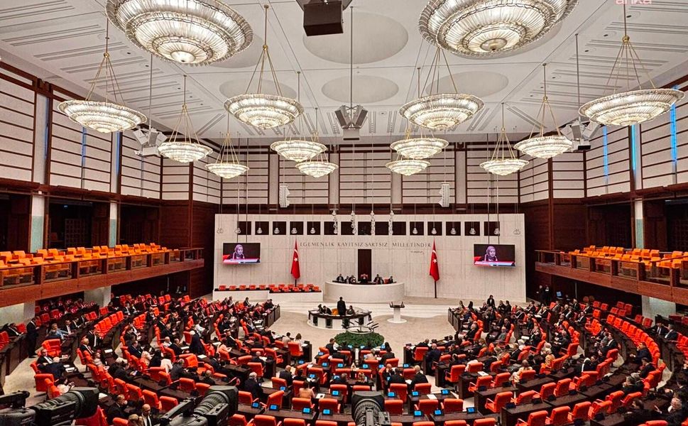 FATİH ERBAKAN'DAN "ÇERÇEVE YASA"YA ÇEKİMSER OY