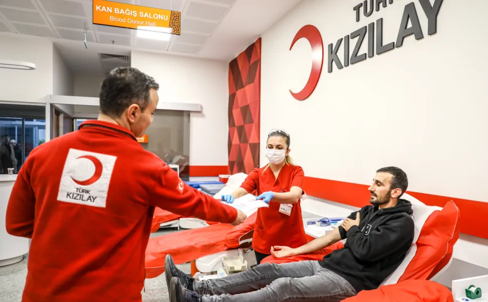 GENÇLER KAN BAĞIŞINI SEVDİ