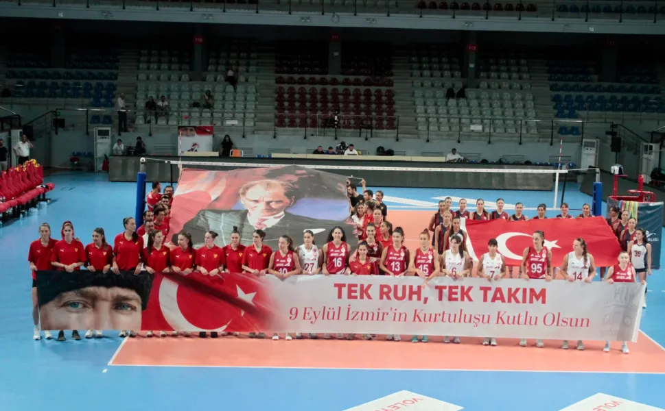 KADIN VOLEYBOL TAKIMLARINDAN 'İZMİR'İN KURTULUŞU' ETKİNLİĞİ