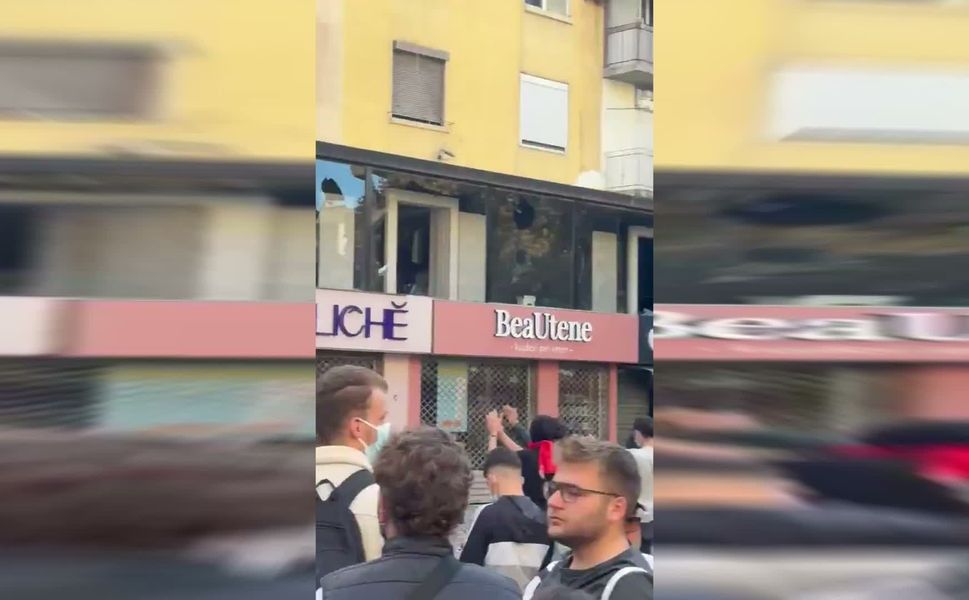 ARNAVUTLUK'TA ÖĞRENCİ PROTESTOLARI: EĞİTİM BAKANLIĞI BİNASI ATEŞE VERİLDİ